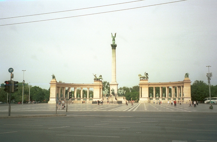 25 Budapest - Heroes' Square.jpg - ASCII